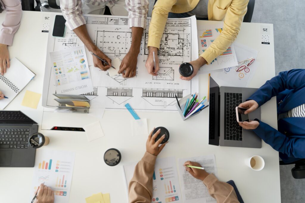 personas que trabajan como empresa en equipo